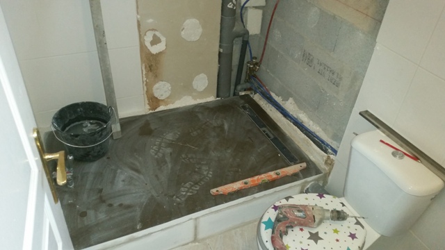 Septembre 2016 - Transformation d'une douche maçonnée en douche italienne. RSConstruction Sdbboetto3.jpg