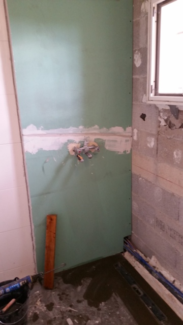 Septembre 2016 - Transformation d'une douche maçonnée en douche italienne. RSConstruction Sdbboetto5.jpg